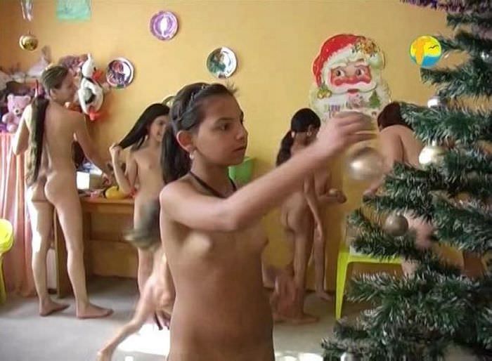 Christmas - family nudism film (FR) Christmas - family nudism film (FR)